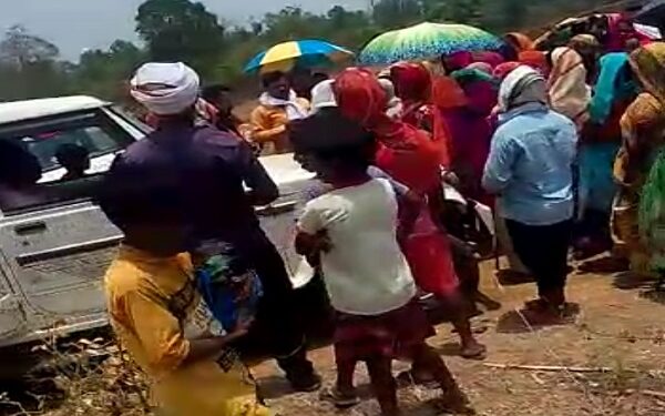 चंदवा : ग्रामसभा की मनाही के बाद भी सर्वेक्षण करने पहुंचे कर्मी, विरोध के बाद बैरंग लौटे