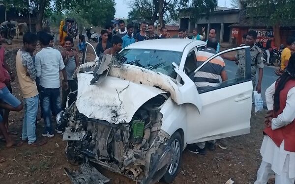 रंका : बोलेरो-कार में हुई जोरदार टक्कर, 3 लोग घायल  