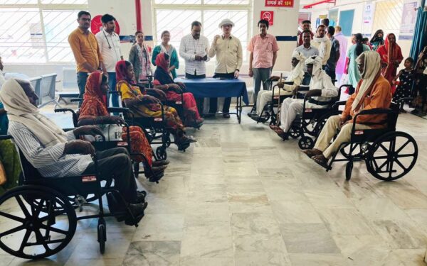 गढ़वा : प्रतापपुर गांव के फ्लोरोसिस से प्रभावित सात मरीजाें को मिला ह्वील चेयर