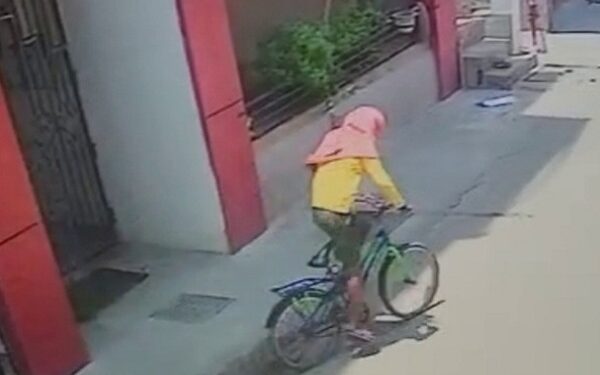 साइकिल चुरा कर ले जाता चोर.