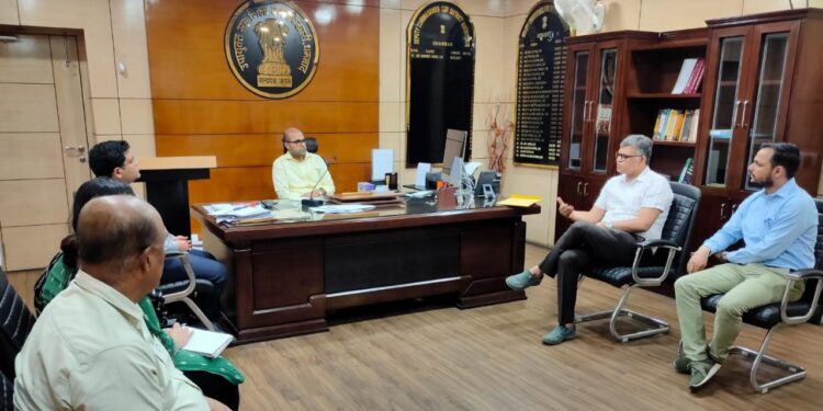 आईआईटी आईएसएम के एचओडी के साथ बैठक करते डीसी संदीप सिंह