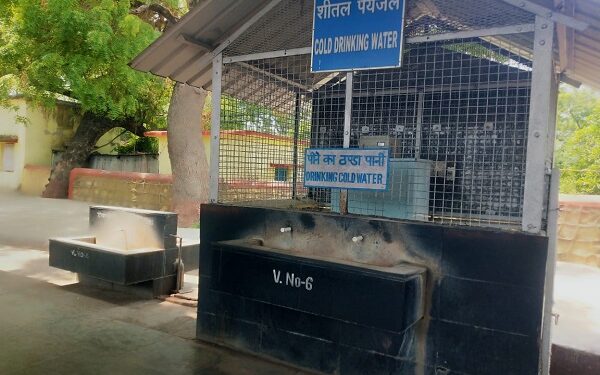  रेलवे स्टेशन पर लगा पानी का नल.