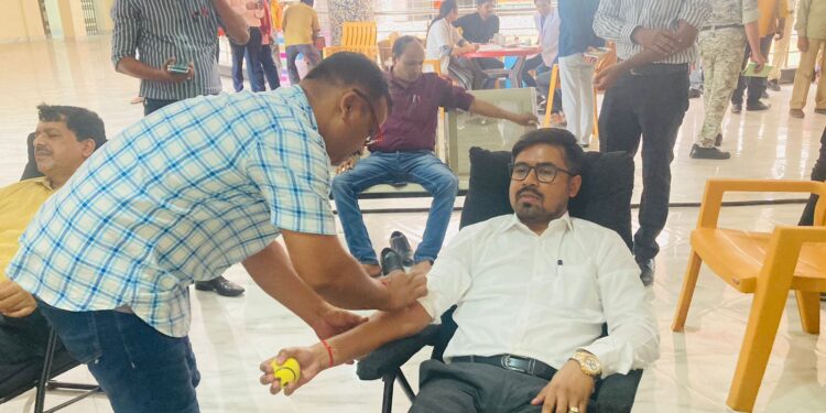 शिविर में रक्तदान करते डीसी नमन प्रियेश लकड़ा