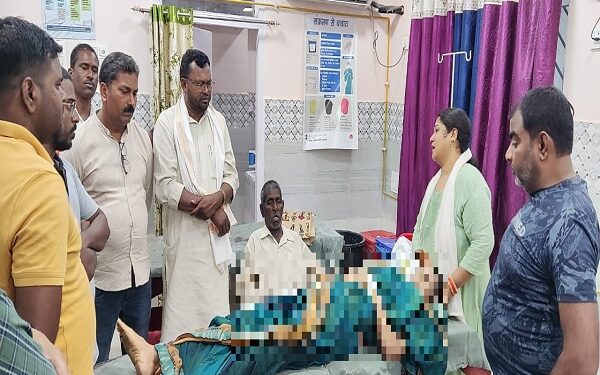 लातेहार : सदर अस्पताल में नहीं थे डॉक्टर, इलाज के अभाव में भाजपा नेता की पत्नी की मौत