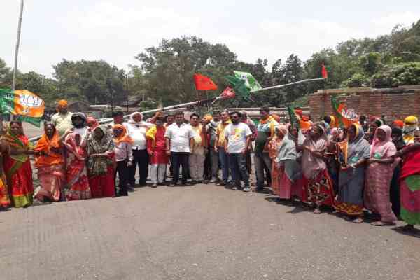 कापासारा में प्रदर्शन करते भाजयुमो के नेता व मजदूर