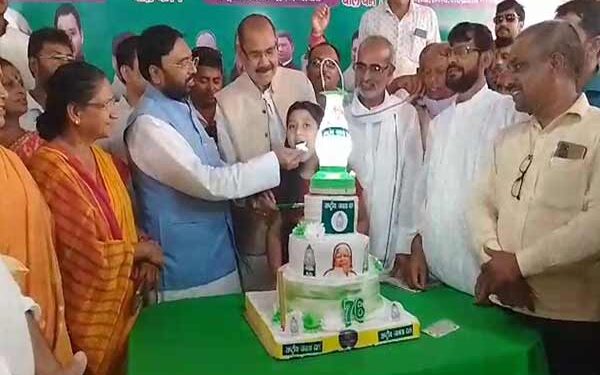 राजद सुप्रीमो लालू यादव के जन्मदिन के अवसर पर केक काटने के बाद बच्चे को खिलाते पूर्व मंत्री सुरेश पासवान  