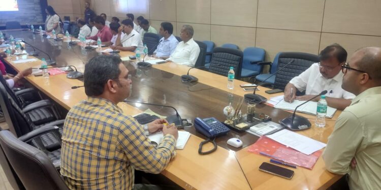 कुष्ठ रोग खोज अभियान पर विभागों के पदाधिकारियों के साथ बैठक करते डीसी संदीप सिंह
