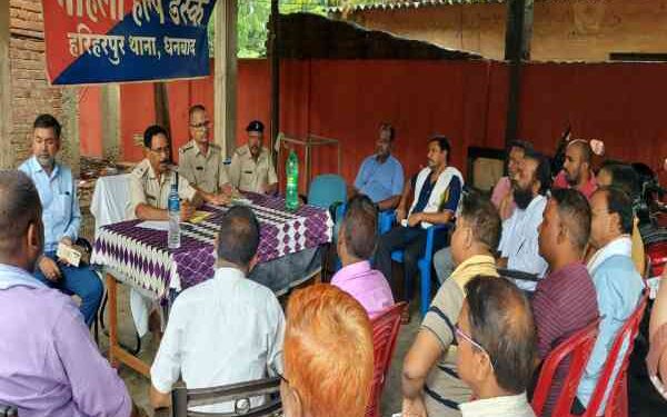 हरिहरपुर थाना में शंति समिति की बैठक में भाग लेते तांपचांची इंस्पेक्टर सुरेश प्रसाद व अन्य