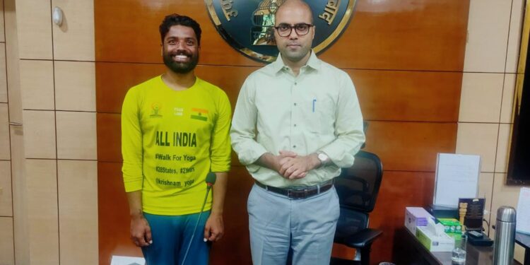 कर्नाटक के योग शिक्षक कृष्णा नायक के साथ डीसी संदीप सिंह