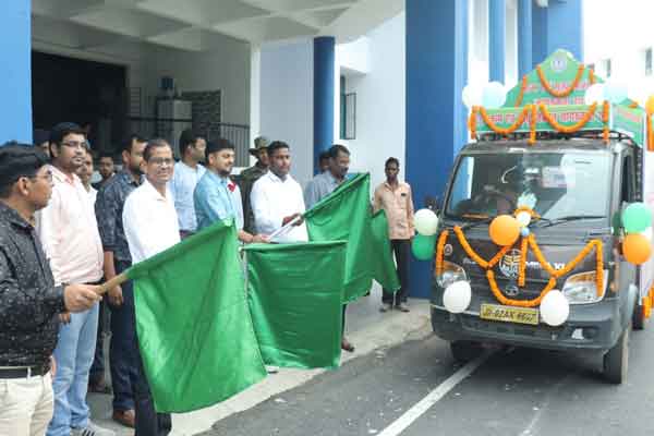 कोडरमा : डीसी ने जागरुकता रथ को दिखाई हरी झंडी