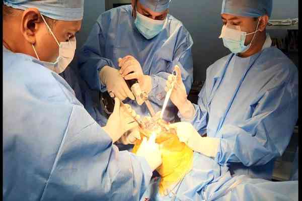 घुटने का ऑपरेशन करते एम्स देवघर के चिकित्सक