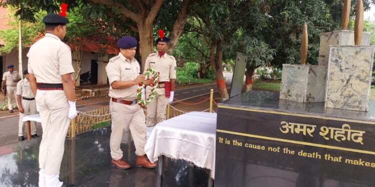 पुलिस लाइन स्थित शहीद स्मारक पर श्रद्धांजलि देते एसपी अंबर लकड़ा