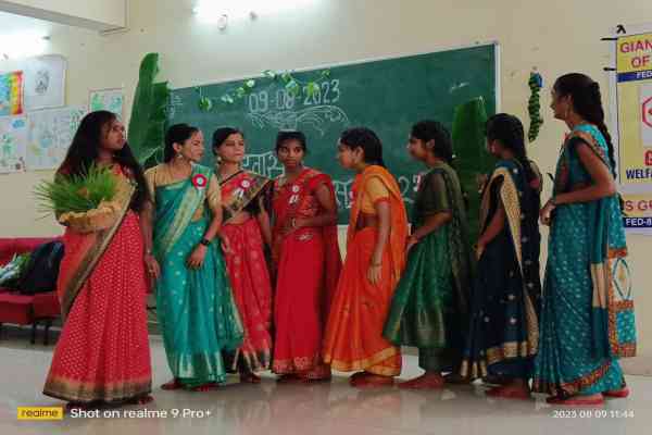 समारोह में सांस्कृतिक कार्यक्रम प्रस्तुत करतीं छात्राएं