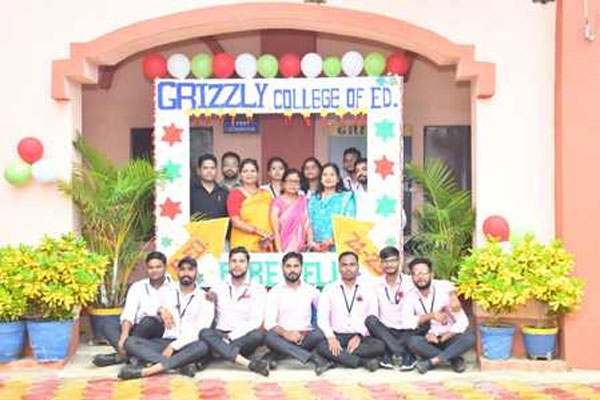 कोडरमा : ग्रिजली कॉलेज ऑफ एजुकेशन में मना बी.एड छात्रों का विदाई समारोह