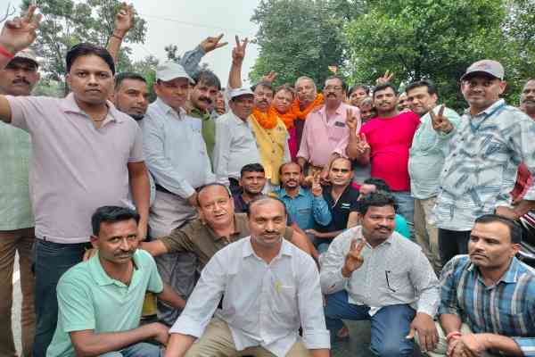 चुनाव में जीत के बाद जश्न मनाते इंडियन एक्सप्लोसिव कर्मचारी संघ के सदस्य