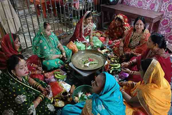 हनुमान मंदिर में तीज पर पूजा अर्चना के लिए जुटी महिलाएं.