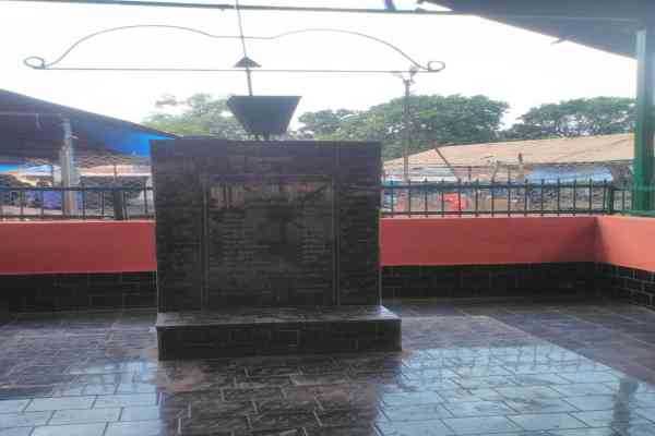 गुआ गोलीकांड का शहीद स्मारक.