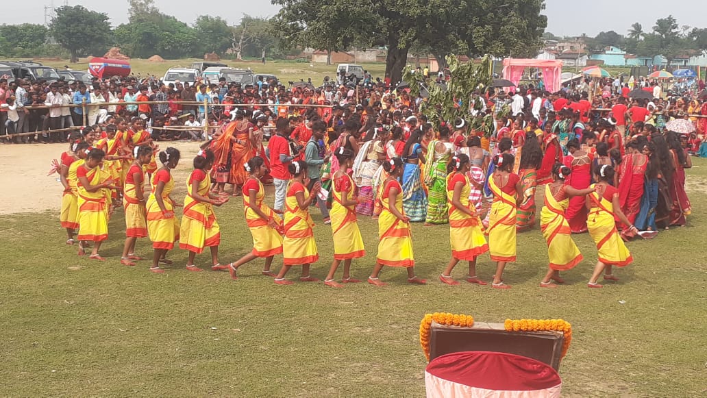 महोत्सव में पारंपरिक नृत्य करती लड़कियां