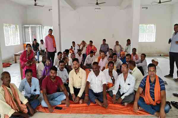 बैठक में भाग लेते भाजपा के नेता व कार्यकर्ता