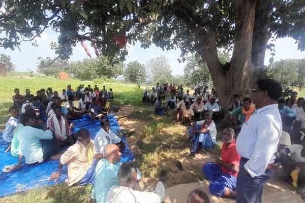 चंदवा : ग्रामीणों ने कोल कंपनी को जमीन नहीं देने का लिया निर्णय