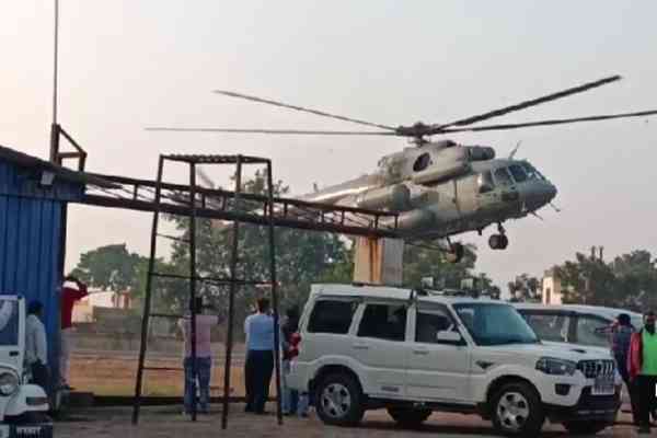 बरवाअड्डा हवाई अड्डा पर पहुंचा वायु सेना का हेलीकॉप्टर