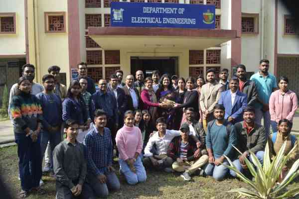 इसरो की वैज्ञानिक निवृत्ति प्रियदर्शिनी के साथ बीआईटी सिंदरी के शिक्षक व विद्यार्थी