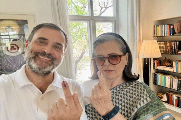 राहुल ने मां सोनिया गांधी के साथ वोट डाला,  कहा, लोगों ने झूठ, नफ़रत और दुष्प्रचार को नकारा...    
