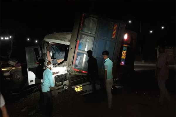 उत्तर प्रदेश : शाहजहांपुर में बस के ऊपर डंपर पलटा, 11 लोगों की मौत, 10  घायल