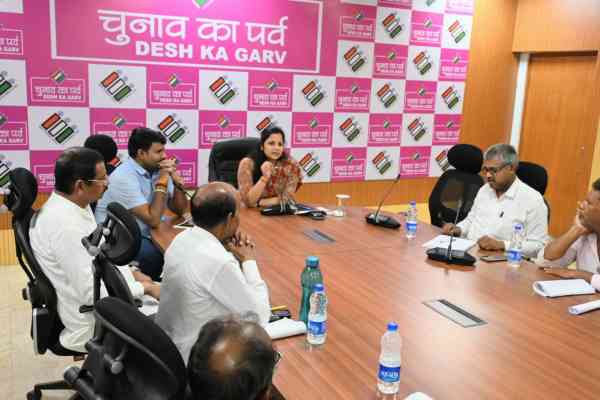 राष्ट्रीय दलों के प्रतिनिधियों व उम्मीदवारों के साथ बैठक करतीं डीसी माधवी मिश्रा