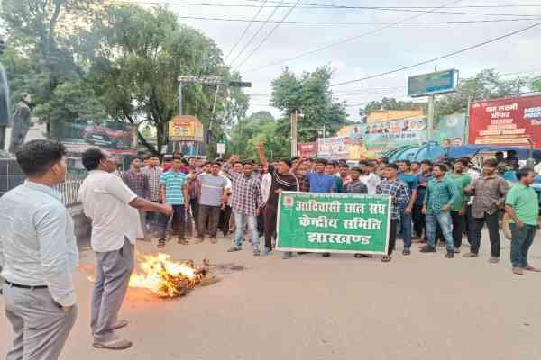 रांची: आदिवासी छात्र संघ ने फूंका सीएम का पुतला