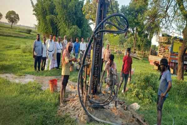 हजारीबाग: मुखिया की पहल पर कब्रिस्तान में बोरिंग