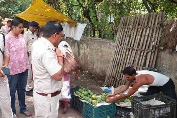 दुकान हटवाती पुलिस पदाधिकारी.