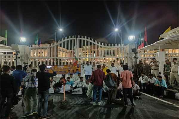 रोजगार के मुद्दे पर विधानसभा के मुख्य द्वार पर भाजपा कार्यकर्ता धरने पर बैठे