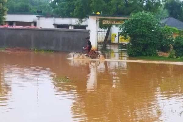 विद्यालय प्रवेश द्वार में जमा पानी.