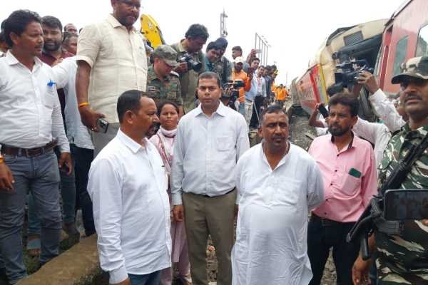 Chaibasa : रेल हादसा : झारखंड सरकार मृत दोनों यात्री के आश्रितों को 2-2 लाख रुपये सहायता राशि देगी – बन्ना गुप्ता