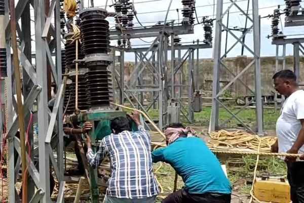 चक्रधरपुर के मिनी ग्रिड में ब्रेकर बदलने के कार्य में जुटे बिजली विभाग के कर्मचारी.