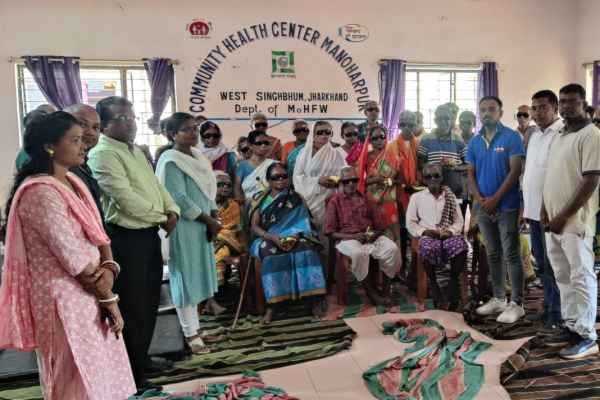 मनोहरपुर स्थित सामुदायिक स्वास्थ्य केंद्र में मोतीयबिंद ऑपरेशन कराने वाले लोगों के साथ आजसू नेता व कार्यकर्ता.