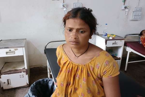 चक्रधरपुर अनुमंडल अस्पताल में ईलाजरत महिला अनिता लोहार.