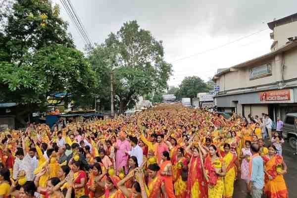 कलश यात्रा में शामिल महिलाएं.