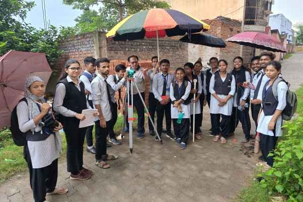 सर्वेक्षण के दौरान विद्यार्थी.