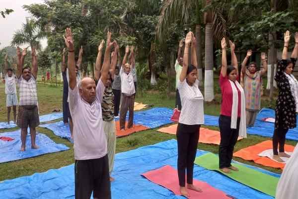 योगाभ्यास करते साधक.