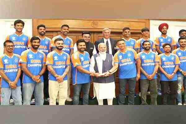 टी20 विश्व कप जीतकर भारत पहुंचे टीम इंडिया के खिलाड़ी, भव्य स्वागत, पीएम से मिले...