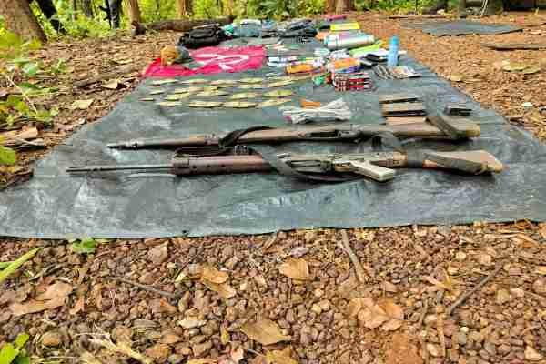 दोलाईगढ़ा जंगल में नक्सलियों के पास से बरामद हथियार.