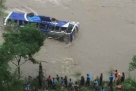 नेपाल में भूस्खलन, दो बसें त्रिशूली नदी में बहीं, 65 यात्री लापता