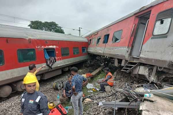 Chaibasa/Chakradharpur : कई डिब्बे एक-दूसरे पर चढ़े