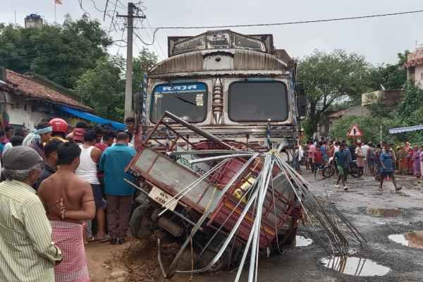 ऑटो पर चढ़ा ट्रक.