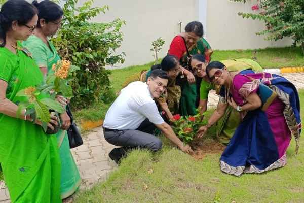 पौधरोपण करते विद्यविद्यालय के कुलाधिपति प्रभाकर सिंह.