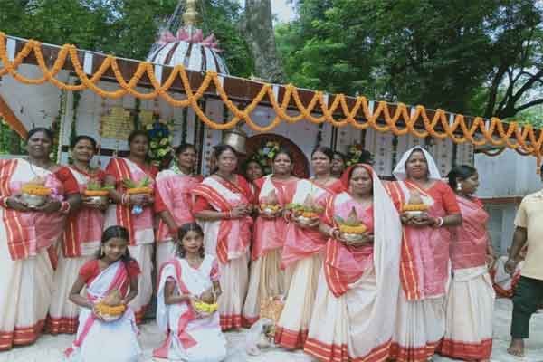 आषाढी पूजा कार्यक्रम : भारी संख्या में आदिवासी महिलाओं ने की शिव-पार्वती की पूजा