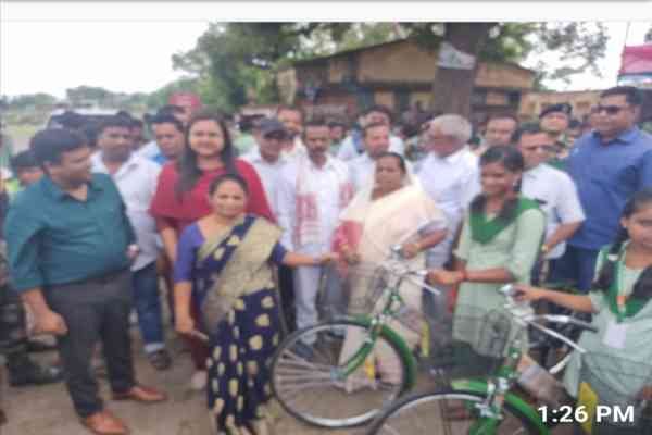 छात्राओं के बीच साइकिल का वितरण करतीं मंत्री बेबी देवी