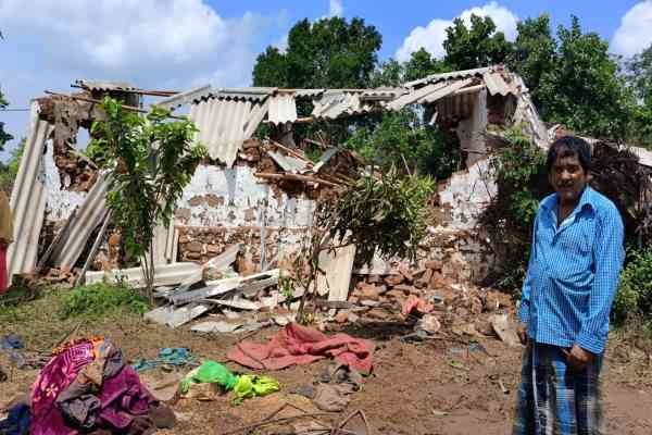 हाथियों के हमले में क्षतिग्रस्त घर